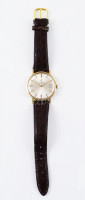 Doxa arany (Au) karóra, napkijelzéssel, 14k, jelzett, bőr szíjjal, hátoldalán MNK BM ajándékozási vésettel, működik, d: 33 mm