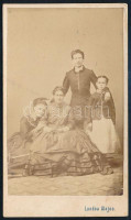 cca 1865 Fiatal pár családja. Vizitkártya Landau Alajos szegedi műterméből, 10,5x6 cm