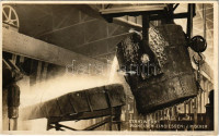 1926 Donawitz (Leoben, Steiermark), Stahlwerk, Roheisen eingiessen i.d. Mischer. Karl Krall (Leoben) / factory, iron works. photo (ragasztónyom / glue mark)
